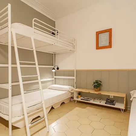 Bird House Hostel *