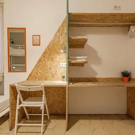 Bird House Hostel *