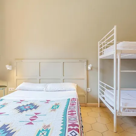 Bird House Hostel *