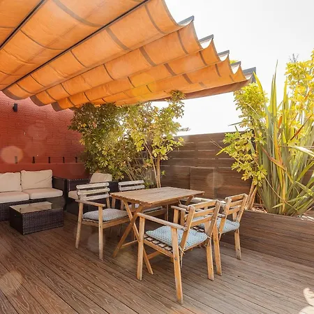 Bird House Hostel *
